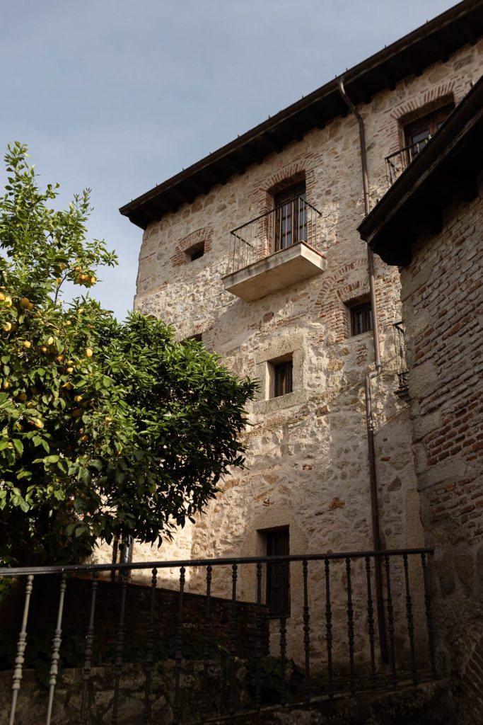 Fachada de piedra de Casa rural del Siglo XVIII en Montánchez Cáceres.