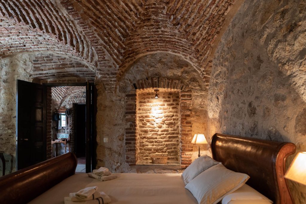 Habitación con arcos de piedra en Casa rural del Siglo XVIII en Montánchez Cáceres.