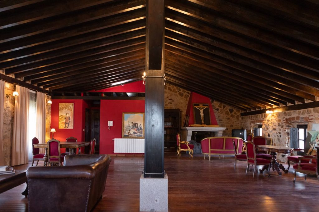 Salón decorado con detalles clásicos en Casa rural del Siglo XVIII en Montánchez Cáceres.