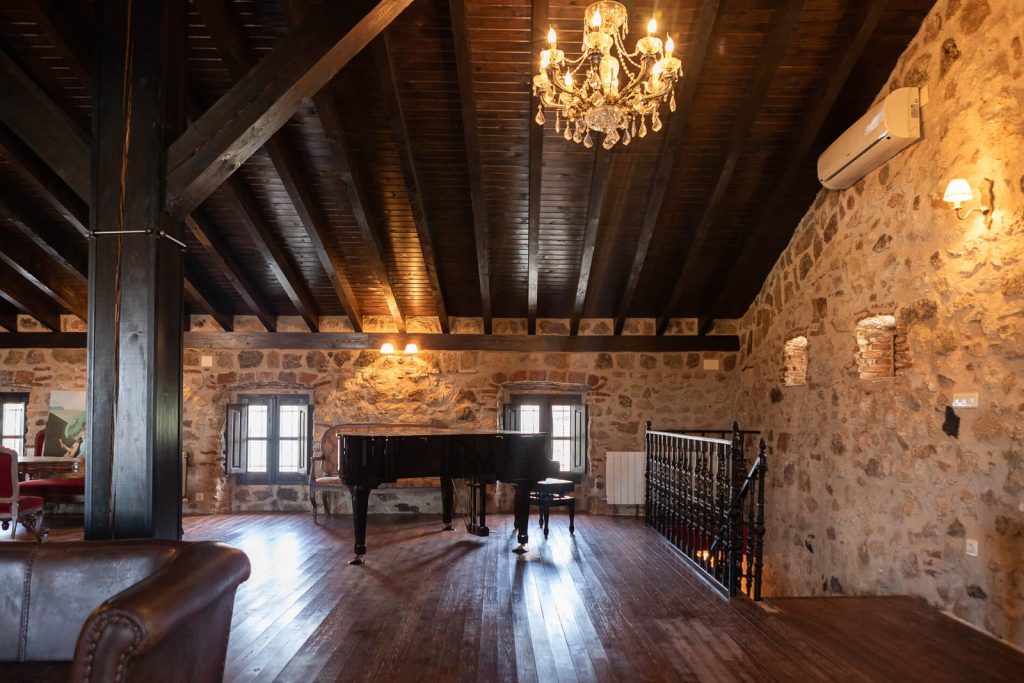 Piano de cola en el salón principal de Casa rural del Siglo XVIII en Montánchez Cáceres.